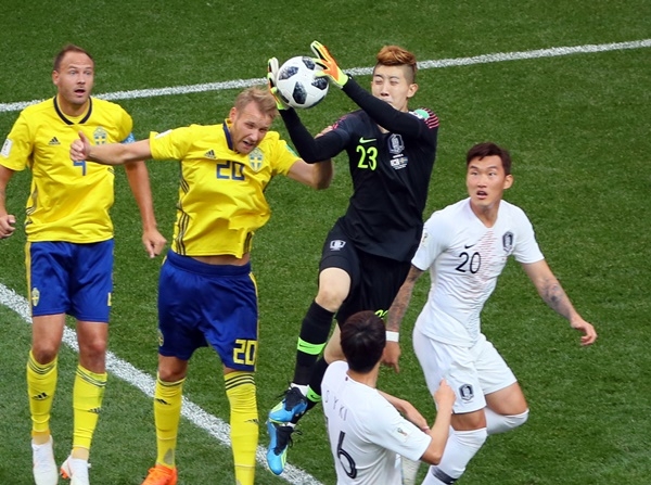 18일 러시아 니즈니 노브고로드 스타디움에서 열린 2018 러시아 월드컵 F조 대한민국 대 스웨덴의 경기에서 조현우가 뜬 공을 처리하고 있다. [사진=연합뉴스]