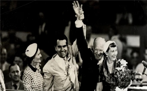 리처드 닉슨은 드와이트 아이젠하워 정권에서 부통령을 두 차례 역임한 후 대통령에 올랐다가 사임했다.