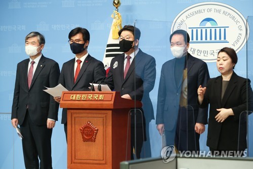 국민의힘 탈원전ㆍ북원전 진상조사특별위원회 권성동 위원장(가운데)과 의원들이 23일 국회 소통관에서 신한울 3, 4호기의 공사재개를 촉구하고 있다.산업부는 전날 신한울 3, 4호기에 대한 한수원의 발전사업허가를 2023년 12월까지 연장하며 공사재개가 아닌 사업 종결을 위한 수순이라고 밝힌 바 있다.