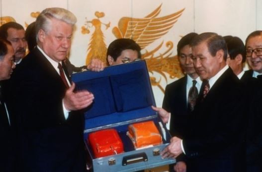 1992년 6월 한국을 방문한 옐친 대통령이 노태우 대통령에게 블랙박스를 전달하고 있다. /연합뉴스