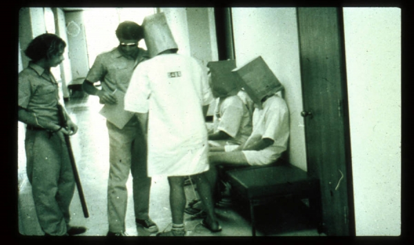 석방 전 ‘가석방 청문회’를 위해 머리에 봉투를 쓰고 차례를 기다리고 있는 스탠퍼드 감옥 실험의 죄수 역할 피실험자들 [사진=ATI]