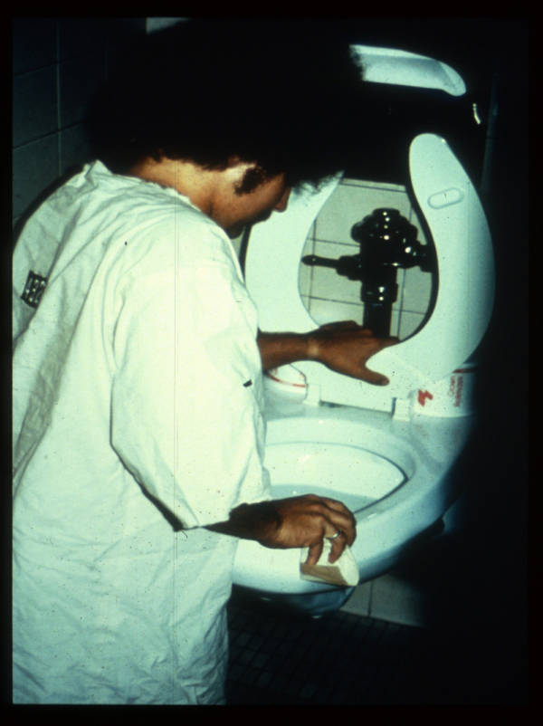 스탠퍼드 감옥 실험에서 한 죄수가 벌칙으로 화장실 변기를 청소하는 모습 [사진=ATI]