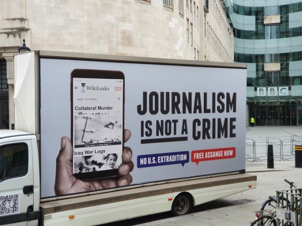 런던 시내에 나타난 ‘저널리즘은 범죄가 아니다’라는 슬로건의 어산지 지지 이동식 포스터. [사진=위키리크스 트위터 캡쳐]