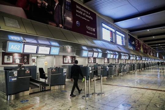 오미크론이 확산되는 가운데, 항공사들이 남아프리카에서 출발을 중단하면서 국제 체크인 카운터가 텅 비어 있다. 28일 남아프리카공화국 요하네스버그에 있는 탐보 국제공항 모습. [로이터=연합뉴스]