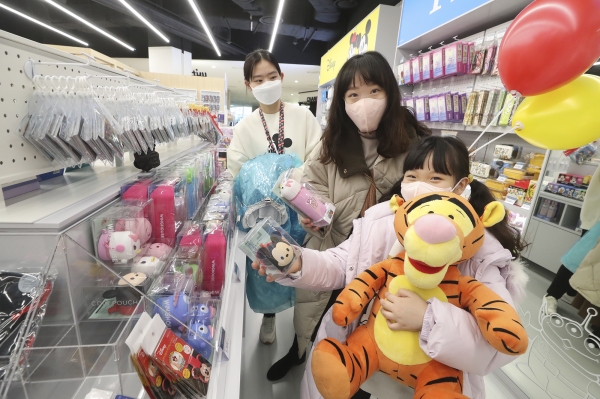 KT M&S는 7일 서울 서남부 최대 쇼핑몰인 영등포 타임스퀘어 내에 76평 규모의 대규모 디즈니 캐릭터 상품 체험형 전문매장을 오픈했다. [출처=KT]