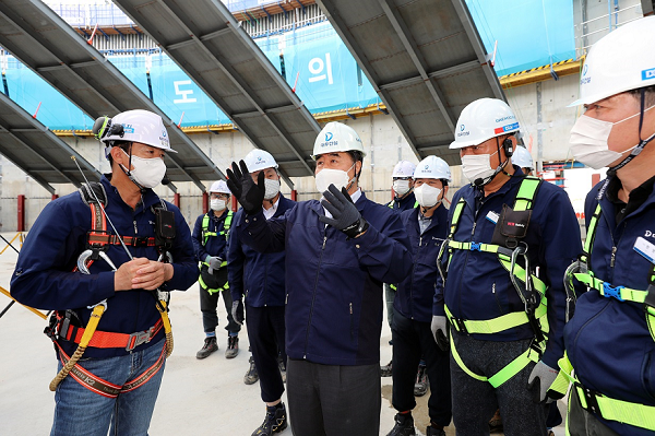 김형 대우건설 대표이사가 지난 9월 15일 울산 북항 터미널 건설 현장에서 안전점검을 하고 있다. <br>​​​​​​​[출처=대우건설]