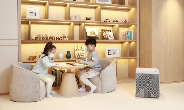 삼성전자 모델들이 '비스포크 큐브 Air'로 더욱 쾌적해진 서울신라호텔 '키즈 라운지'를 체험하고 있다. [출처=삼성전자]