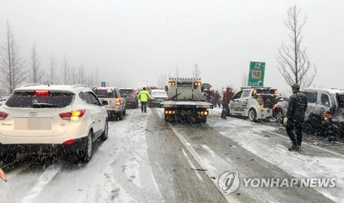 손해보험사들이 내년 자동차보험료 인상을 적극 추진하고 있다. [연합뉴스]