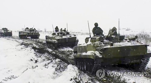 우크라이나 접경서 훈련하는 러시아군 장갑차량 [AP=연합뉴스]