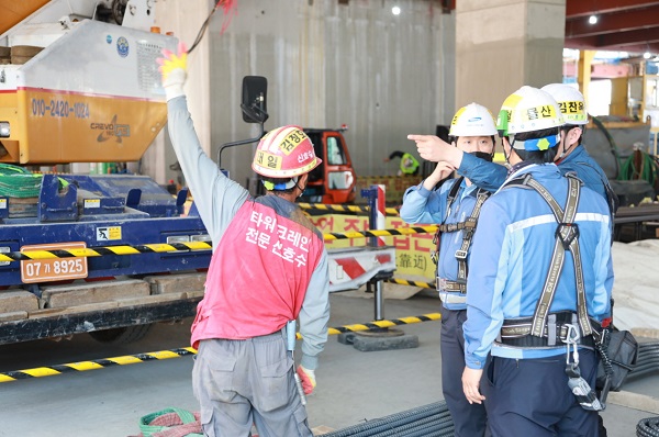 삼성물산 건설부문 임직원들과 건설현장 근로자들이 작업 안전 상황을 살펴보고 있다. [사진출처=삼성물산 건설부문]