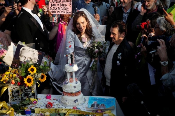 Stella Moris cuts the wedding cake after departing HMP Belmarsh prison where she married WikiLeaks founder Julian Assange, in London, Britain. REUTERS=Yonhap
