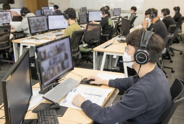 삼성전자는 6∼7일 이틀간 올해 하반기 GSAT(삼성직무적성검사)를 온라인으로 진행했다. 사진은 지난 10월 30일 용인 삼성전자 인재개발원에서 삼성전자 감독관들이 응시자들을 대상으로 예비소집을 진행한 모습. /삼성전자 제공