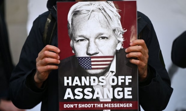 A supporter of Julian Assange holds a placard outside Westminster magistrates court in London. /AFP=Yonhap