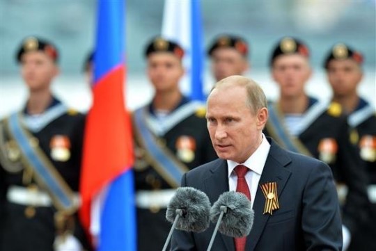 2014년 5월 블라디미르 푸틴 러시아 대통령이 9일 2차 세계대전 승전 기념일을 맞아 크림반도 세바스토폴항을 방문해 연설하고 있다. /AP= 연합뉴스