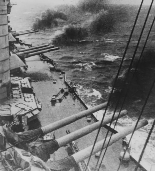 1942년 6월 러시아 흑해 함대의 전함이 세바스토폴 인근 독일과 루마니아 진지를 포격했다. /히스토리