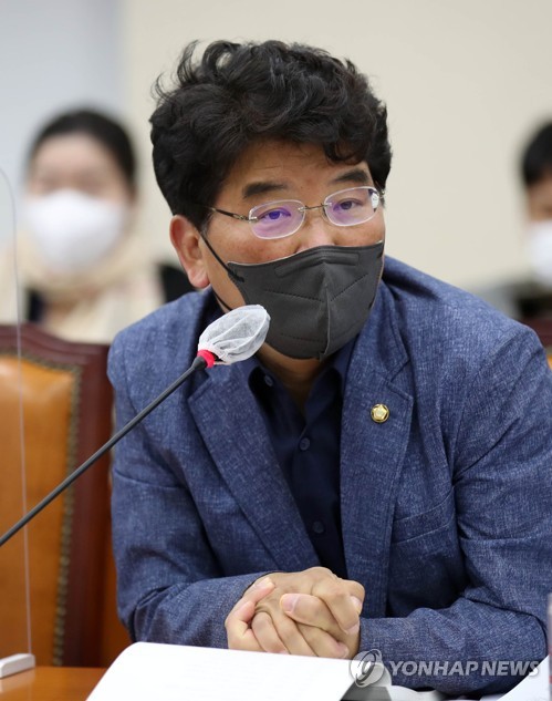 더불어민주당 박완주 의원이 지난달 22일 오전 국회에서 열린 행정안전위원회 전체회의에서 발언하고 있다. [출처=연합]