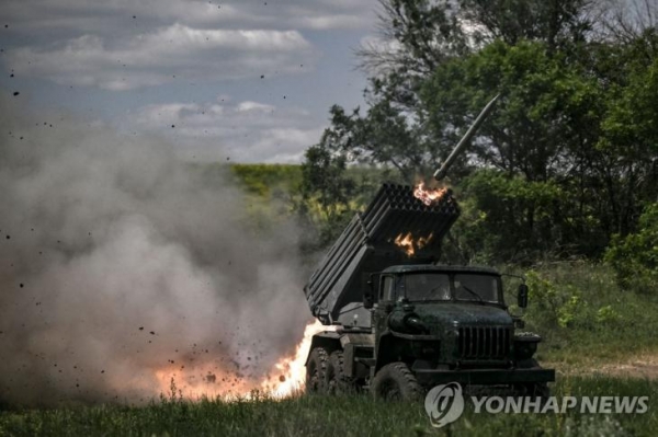 돈바스 전선에서 러시아군 진지를 포격하는 우크라 MLRS [사진=연합뉴스]