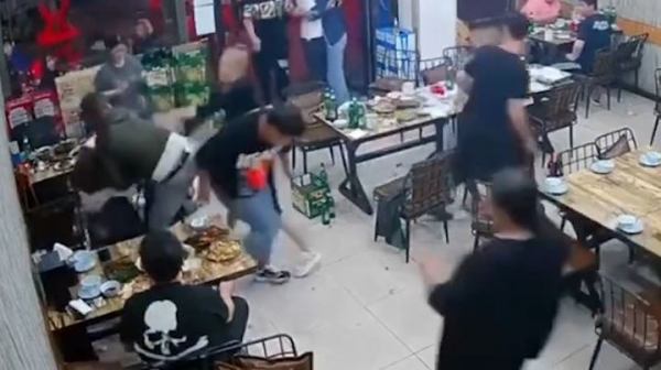 지난 10일 새벽 2시40분께 탕산시 루베이구의 한 음식점에서 남성 9명 등이 성추행을 거부하는 여성 4명을 잔인하게 폭행한 사건이 벌어졌다. [사진 출처 = 웨이보]