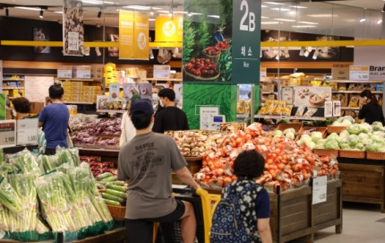서울 시내 대형마트에 소비자들이 농산물 판매대를 살펴보고 있다. (사진=연합뉴스)