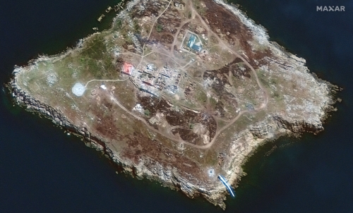 러시아군 철수한 흑해 뱀섬에서 치솟는 연기. [출처=연합뉴스]