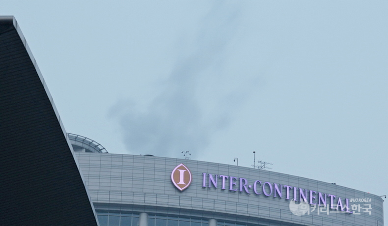 서울 삼성동 인터컨티넨탈호텔 코엑스 옥상에서 연기가 솟아나고 있다. [출처=정수남 기자]