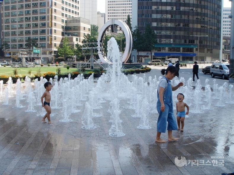 333=(위부터)서울시청 앞 서울광장 바닥분수가 물을 내뿜고 있다. 아이들이 물놀이를 즐기고 있다. [출처=정수남 기자]