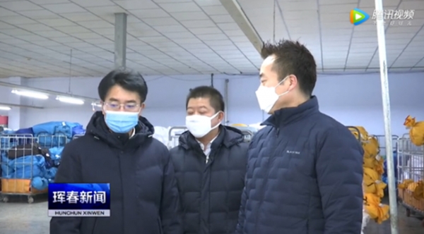 쌍방울 훈춘공장의 고범영 공장장(오른쪽 첫번째)이 중국 정부 관계자와 이야기를 나누고 있다. ⓒ쌍방울