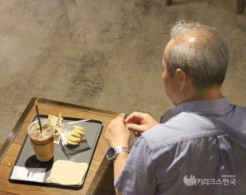 서울 삼성동 (위부터)오크우드 구내식당에서 5500원짜리 점심을 먹기 위한 줄이 길다. 5500원도 아까운 노인은 커피 한 잔과 빵으로 점 심을 떼운다. 이들 가격은 300원 선. [출처=정수남 기자]