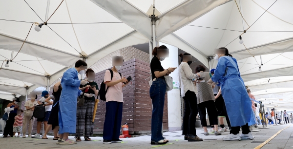 5일 서울 마포구 보건소 코로나19 선별진료소를 찾은 시민들이 검사를 받기 위해 차례를 기다리고 있다. [사진=연합뉴스]