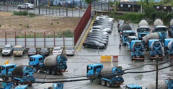 서울 한 레미콘 공장에서 믹서 트럭(레미콘차)들이 콘크리트를 싣고 공장을 오가고 있다. [사진=연합뉴스]