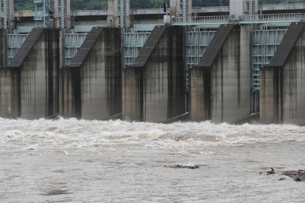 경기도 연천군 군남홍수조절댐에서 물이 방류되고 있다. [출처=연합]