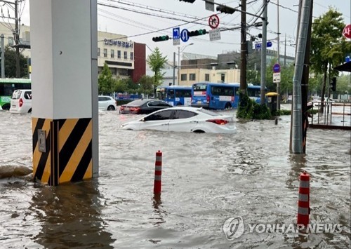 인천 내륙지역에 호우경보가 발효된 8일 오후 인천시 부평구 부평경찰서 인근 도로가 빗물에 잠겨 있다.[출처=연합]