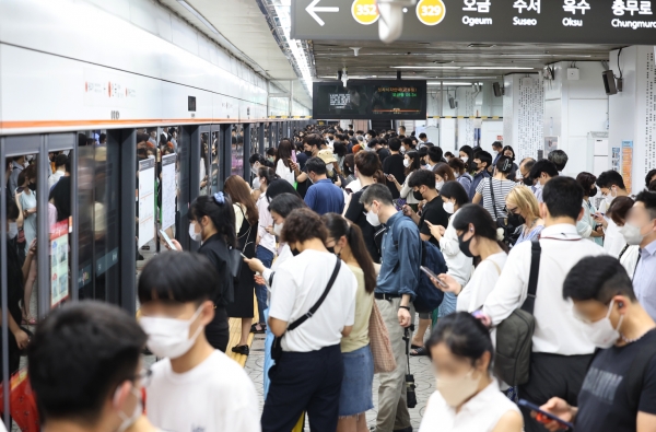 9일 오후 서울 지하철 3호선 대화역 운행 중단으로 퇴근길 혼잡이 빚어지면서 종로구 안국역 승강장이 시민들로 붐비고 있다. [출처=연합]