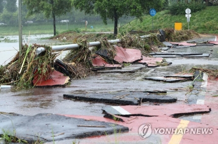 대전시 유성구 어은동 유성천 한 도로가 폭우 여파로 파손돼 있다. 연합뉴스
