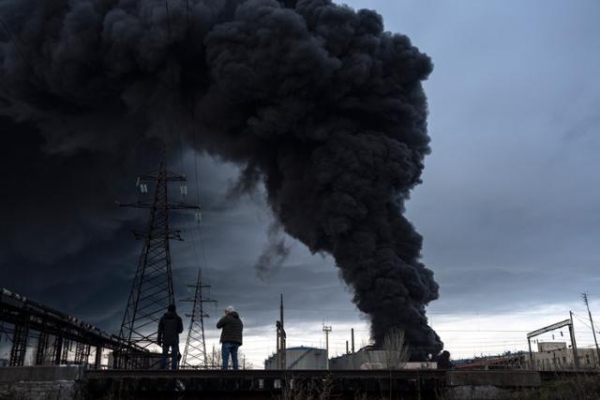 러시아군의 미사일 공격을 받아 시커먼 연기가 상공으로 치솟고 있는 우크라이나 남부 항구도시 오데사. [사진=연합뉴스]