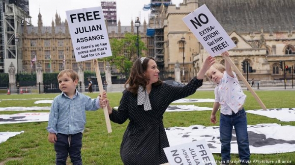 Assange's two sons, now 3 and 5 years old, have only ever known their father as a prisoner. [DW]