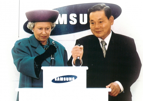 1995년 10월 13일 영국 윈야드 삼성전자 복합단지 준공식에 참석한 엘리자베스 2세 영국 여왕과 이건희 전 회장의 모습. [출처=삼성전자]