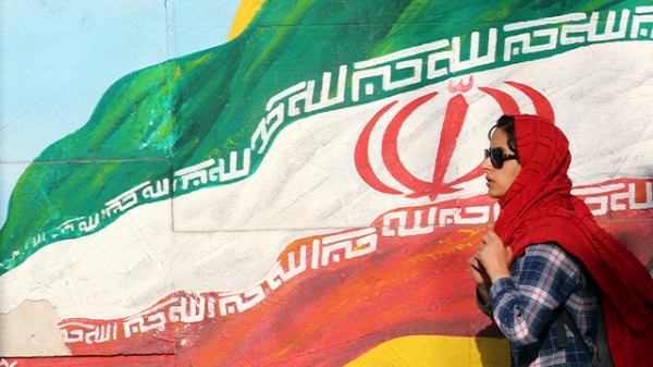 히잡을 쓴 이란 여성과 이란 국기 [사진 = 연합뉴스]