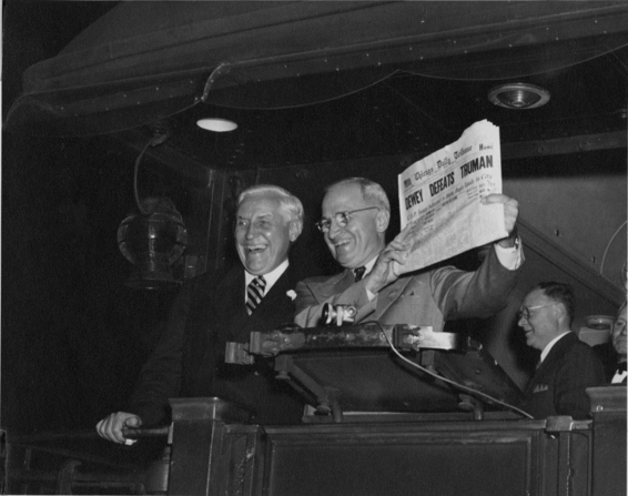 1948년 대선에서 승리한 트루먼이 자신이 패배했다고 1면에 오보를 낸 시카고 트리뷴을 들고 활짝 웃고 있다. [사진=위키피디아]