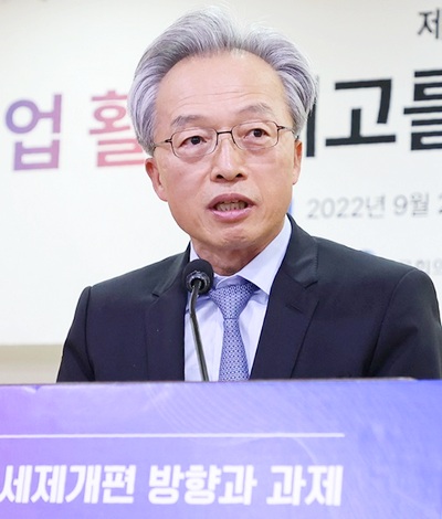 최진식 중견련 회장이 포럼에서 인사말을 하고 있다. [출처=중견련]