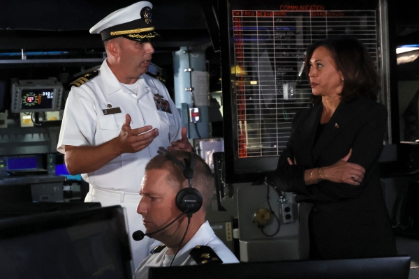28일 일본 가나가와현 요코스카의 미국 해군기지를 방문한 카멀라 해리스 미국 부통령(오른쪽)이 미 구축함 USS 하워드에 탑승해 브리핑을 듣고 있다. [출처=연합]