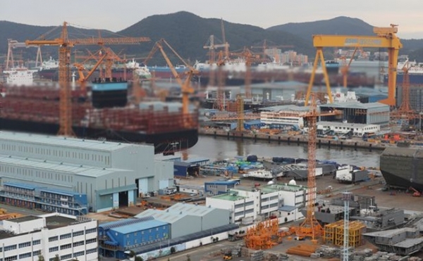 지난 26일 경상남도 거제시 아주동 대우조선해양 옥포조선소에 설치된 대형 크레인의 모습이다. ⓒ연합뉴스