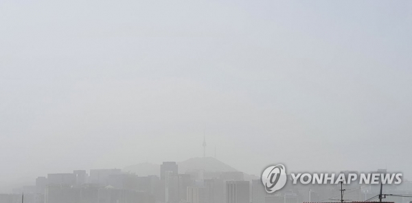 미세먼지로 뒤덮인 서울 하늘. [출처=연합뉴스]