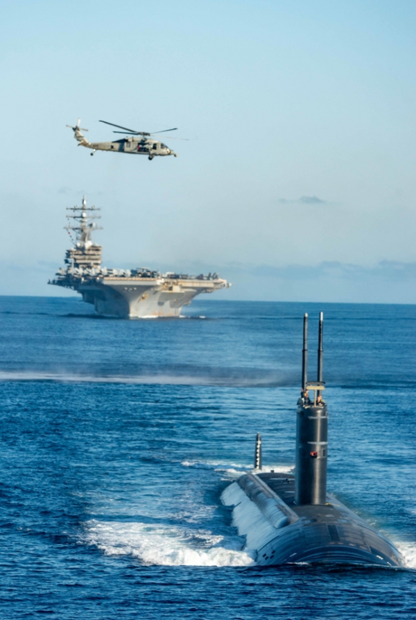 기동훈련하는 미국 원자력 추진 잠수함 아나폴리스함(앞쪽부터), 미국 원자력 추진 항공모함 로널드 레이건함, 미국 해상작전 헬기 MH-60 시호크.[출처=국방부/연합]