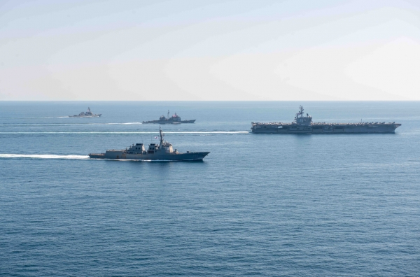 한미 연합 해군 함정들이 동해상에서 기동훈련을 하고 있다. [출처=국방부/연합]