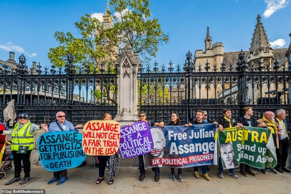 Free Assange! Protesters made human chain around British Parliament. 8 Oct. 2022. /Reuters= Yonhap<br>