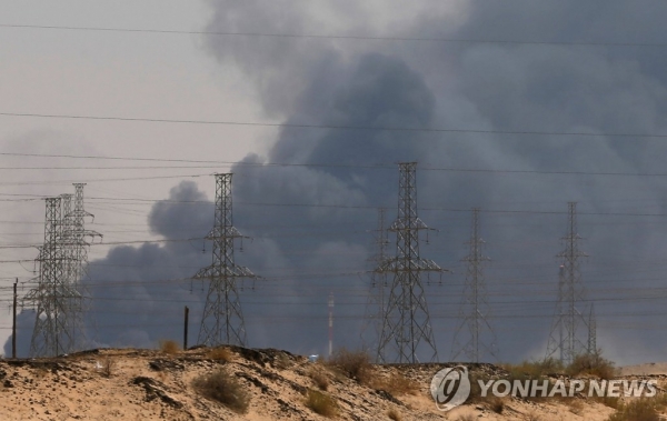 사우디아라비아 아브카이크에 있는 사우디 국영석유회사 아람코의 석유 탈황·정제 시설 단지에서 14일(현지시간) 예멘 반군의 무인기 공격으로 화재가 발생, 연기가 치솟고 있다. [사진=연합뉴스]