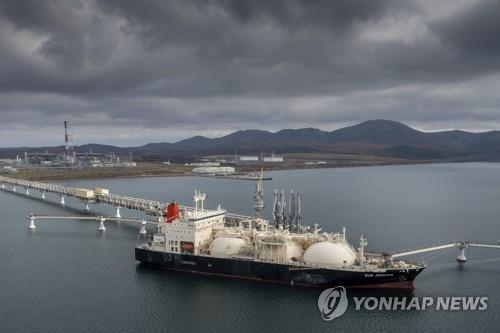'사할린-2' 프로젝트서 생산된 LNG(액화천연가스)를 실은 유조선 [사진 = 연합뉴스]