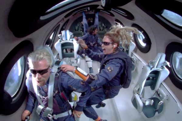 지난해 7월 11일(현지시간) 버진 갤럭틱의 우주비행선 VSS 유니티호에 탑승한 억만장자 리처드 브랜슨(맨 왼쪽)과 승무원들이 무중력 상태로 떠 있다. [출처=연합뉴스]