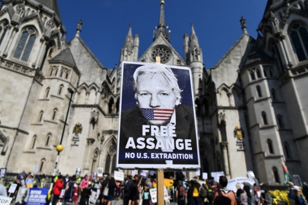 Supporters hold placards in support of WikiLeaks founder Julian Assange outside the Royal Courts of Justice in London on August 11, 2021, during a preliminary appeal hearing of the US case for the extradition of Assange to the US. /AP